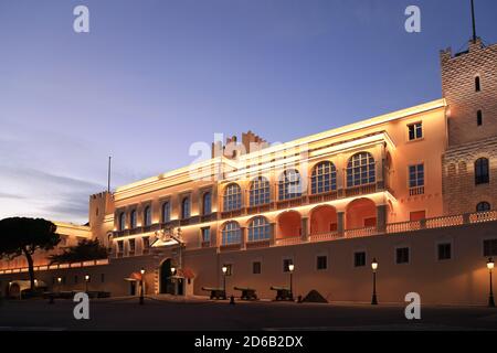 Il Palazzo del Principe di Monaco, residenza ufficiale del Sovrano Principe di Monaco, illuminato di notte Foto Stock