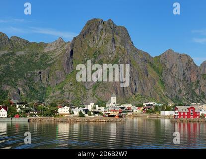 Vista dal mare a Svolvaer e le montagne di Isola di Lofoten Austvagoy in UN giorno estivo soleggiato con UN Cielo blu chiaro Foto Stock