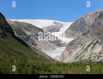 Vista sul ghiacciaio Nigardsbreen nel Parco Nazionale di Jostedalsbreen Un giorno estivo soleggiato con un cielo azzurro Foto Stock