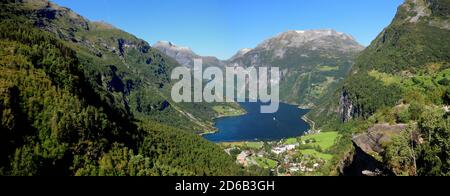 Vista panoramica dal Flydalsjuvet Lookout al Geiranger Village e Geirangerfjord In una giornata estiva soleggiato con un cielo azzurro Foto Stock