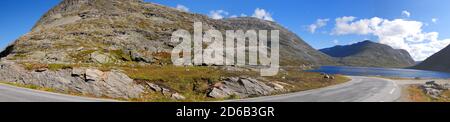 Panorama Vista del paesaggio arido sulla strada per Dalsnibba vicino a Geiranger in UNA giornata estiva soleggiato con UN Cielo blu chiaro e alcune nuvole Foto Stock