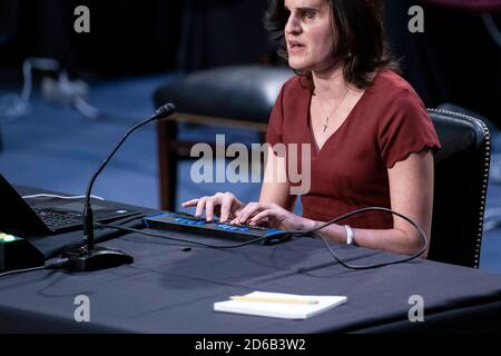 Laura Wolk, la prima donna cieca ad essere accusata alla Corte Suprema ed ex studente di Barrett alla Scuola di Legge di Notre Dame, utilizza una tecnologia specializzata per testimoniare durante l'audizione di conferma del Comitato giudiziario del Senato di Amy Coney Barrett, Il candidato del presidente degli Stati Uniti Donald Trump per la giustizia associata della Corte Suprema degli Stati Uniti, su Capitol Hill a Washington, DC, Stati Uniti, giovedì 15 ottobre 2020. Credit: Sarah Silbiger/Pool via CNP /MediaPunch Foto Stock