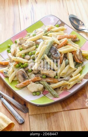 One-pot cremosa di pollo al marsala Pasta con funghi e piselli verdi Foto Stock