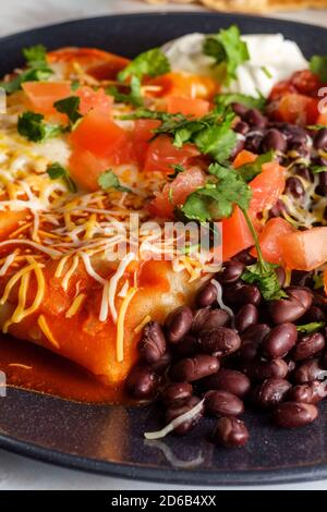 Autentico chimichanga messicano burrito con riso panna acida e fagioli neri Foto Stock