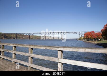 Guardando a nord, si trova una delle più grandi attrazioni della contea di Dutchess, conosciuta anche come Walkway sopra l'Hudson. Foto Stock