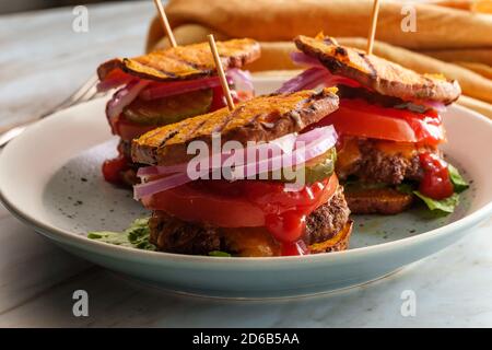 Panini con patate dolci senza glutine e cheeseburger alla griglia Foto Stock