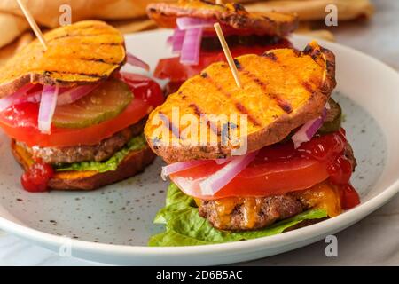Panini con patate dolci senza glutine e cheeseburger alla griglia Foto Stock