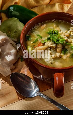 Peperoncino verde macinato con carne di maiale con tomatillo e marina fagioli Foto Stock