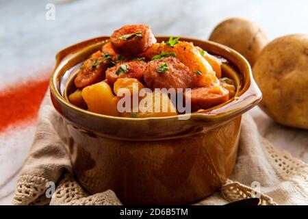 Povero pasto dell'Ungherese di hot dog e patate stufato di gulasch Foto Stock