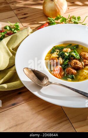 Zuppa italiana di nozze con polpette di salsiccia, pasta di orzo e fagioli cannellini Foto Stock