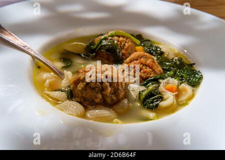 Zuppa italiana di nozze con polpette conchiglie e spinaci Foto Stock