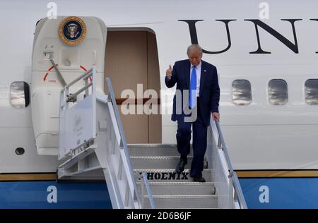 Miami, Stati Uniti d'America. 15 Ott 2020. MIAMI, FL - 15 OTTOBRE: Il Presidente DEGLI STATI UNITI Donald Trump arriva all'aeroporto internazionale di Miami il 15 ottobre 2020 a Miami, Florida. Il presidente è stato accolto da Carlos A. Giménez sindaco di Miami-Dade County e Jorge Masvida, combattente professionista per arti marziali miste. Il presidente è in città per fare un municipio questa sera prima delle elezioni del 2020, che è in 19 giorni persone: Il presidente Donald Trump Credit: Storms Media Group/Alamy Live News Foto Stock