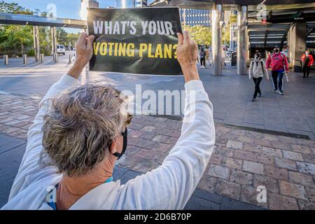 Manhattan, New York, Stati Uniti. 15 Ott 2020. I membri del gruppo di attivisti Rise and resist si sono riuniti fuori dal terminal dei traghetti di Staten Island a Manhattan il 15 ottobre 2020 per un'azione di "outREACH", incoraggiare le persone ad avere un piano di voto e assicurarsi che sappiano dove e come votare come l'attuale amministrazione - a loro parere - è duro al lavoro sopprimendo il voto e attaccando la validità dei voti per posta. (Foto di Erik McGregor/Sipa USA) Credit: Sipa USA/Alamy Live News Foto Stock