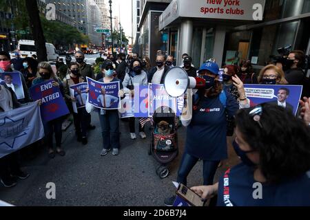 I dimostranti si radunano sui gradini della Biblioteca pubblica di New York contro il targeting della comunità ebraica da parte delle città chiudendo alcune scuole e aziende nelle "Hot Zones" Covid-19 a Queens e Brooklyn Boroughs il 15 ottobre 2020 a New York City. Le aree di Brooklyn e Queens ospitano la più grande comunità ebraica ortodossa degli Stati Uniti che stanno vivendo una rinascita di casi di Covid-19 che superano il tasso di infezione accettabile da meno dell'1% al tre%. Negli ultimi giorni la comunità ebraica è scese in piazza per esprimere la propria opposizione al sindaco Bill de Blasio e al governatore Andre Foto Stock