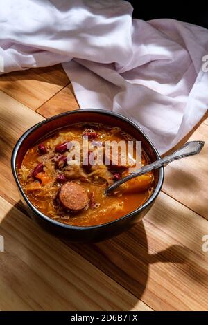 Tradizionali crauti polacco kielbasa salsiccia e la minestra di fagioli Foto Stock