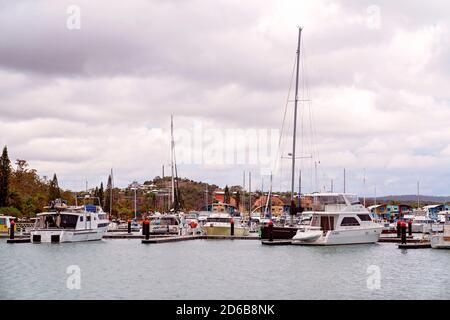 Yamba, Queensland, Australia - Dicembre 2019: imbarcazioni da diporto ancorata in corrispondenza di posti barca presso la marina Foto Stock