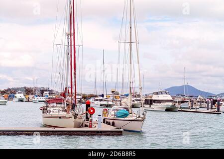 Yamba, Queensland, Australia - Dicembre 2019: imbarcazioni da diporto ancorata in corrispondenza di posti barca presso la marina Foto Stock