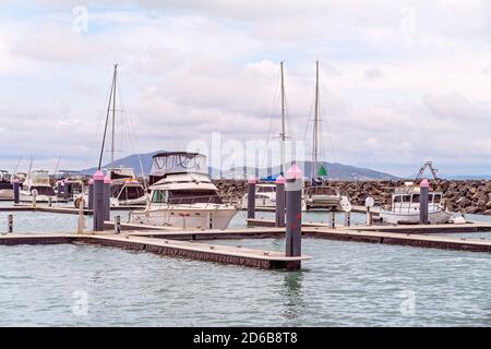 Yamba, Queensland, Australia - Dicembre 2019: imbarcazioni da diporto ancorata in corrispondenza di posti barca presso la marina Foto Stock