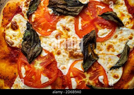 New York style pizza Margherita con mozzarella fresca e le foglie di basilico Foto Stock