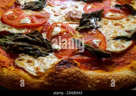 New York style pizza Margherita con mozzarella fresca e le foglie di basilico Foto Stock