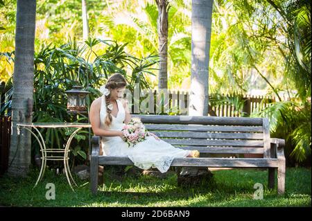 Sposa tenendo un mazzo di fiori Foto Stock