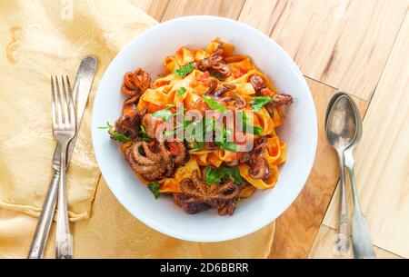 Tagliatelle italiano con grigliate di polpo polpo in pomodoro salsa di spaghetti Foto Stock