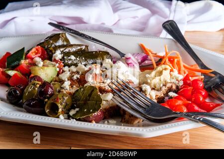 Piatto di hummus di oliva greco con shawarma di pollo e goccia di sudore peperoni in miniatura Foto Stock