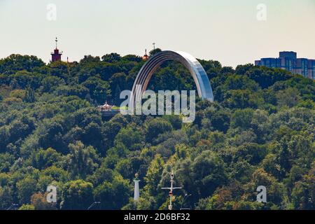 Vista sull'Arco dell'amicizia popolare a Kiev, Ucraina Foto Stock