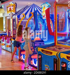 Mackay, Queensland Australia - Febbraio 2020: Due ragazze che giocano un gioco in una galleria di divertimento Foto Stock