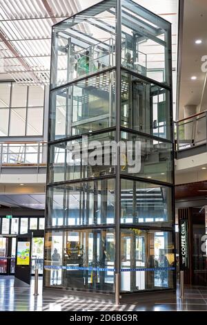 Mackay, Queensland, Australia - Febbraio 2020: Caneland Shopping Centre ascensore per spostare gli acquirenti tra i piani Foto Stock