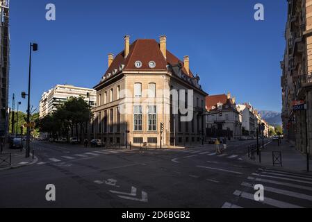 Vecchi edifici di architettura francese in Grenoble Street Foto Stock