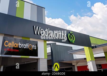 Walkerston, Queensland, Australia - Febbraio 2020: Fuori dal supermercato Woolworth e negozio di liquori Cellarbrations Foto Stock