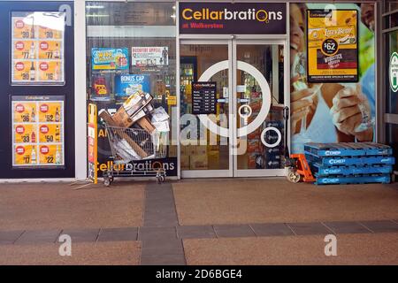 Walkerston, Queensland, Australia - Febbraio 2020: Un franchising di Cellarbrations di proprietà locale in un complesso di supermercati Foto Stock