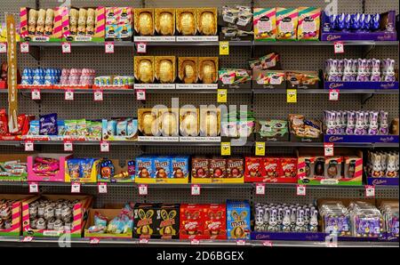 Walkerston, Queensland, Australia - Febbraio 2020: Uova di Pasqua al cioccolato in vendita nel supermercato Woolworths Foto Stock