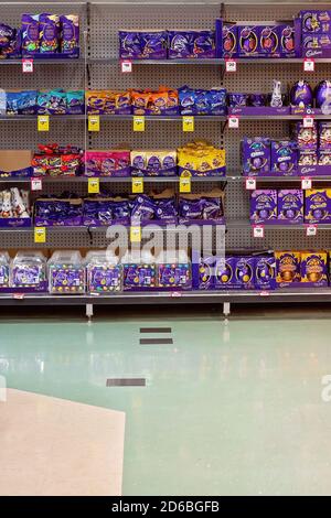 Walkerston, Queensland, Australia - Febbraio 2020: Uova di Pasqua al cioccolato in vendita nel supermercato Woolworths Foto Stock