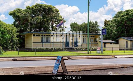 Walkerston, Queensland, Australia - Febbraio 2020: Piccola stazione di polizia di paese che tiene legge e ordine in città Foto Stock