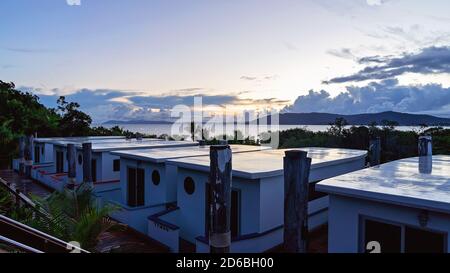 Airlie Beach, Queensland, Australia - Marzo 2020: La sistemazione in camera a forma di barca al Freedom Shores Resort alla prima luce dell'alba che si innalza oltre la t Foto Stock