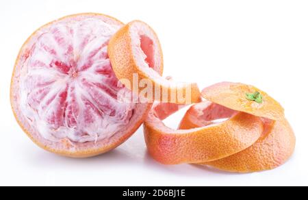 Pompelmo semi-pelato isolato su fondo bianco. Foto Stock