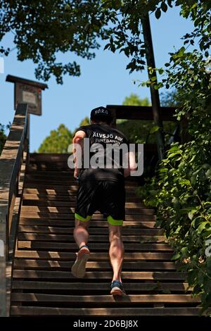 Umea, Norrland Svezia - 20 giugno 2020: La schiena di un giovane che corre le scale Foto Stock