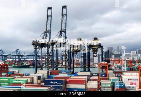 Hong Kong, Hong Kong, Cina. 9 marzo 2020. Kwai Tsing Container terminal principali strutture portuali tra Kwai Chung e Tsing Yi Island, Hong Kong.Alamy Stock Image/Jayne Russell. Credit: Jayne Russell/ZUMA Wire/Alamy Live News Foto Stock