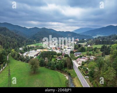 Splendida vista panoramica della piccola città situata tra le colline e le montagne della bassa Austria. Foto vista dall'alto scattata sul drone. Foto Stock