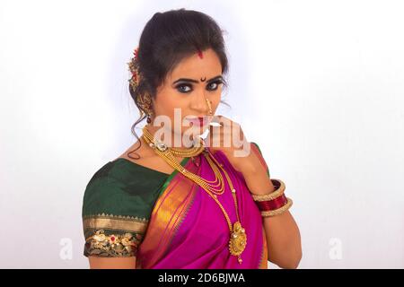 Modello indiano vestito da sposa Maharashtriano con porpora Sari. Guardando la fotocamera Foto Stock