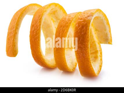 Buccia d'arancia o torsione arancione su sfondo bianco. Primo piano. Foto Stock