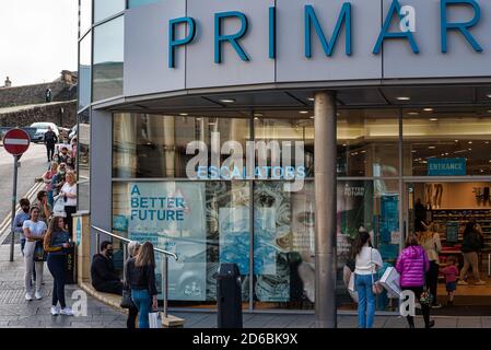 Derry, Irlanda del Nord - 27 settembre 2020: Lunga coda al di fuori del negozio Primark a Derry, Irlanda del Nord, durante l'epidemia di Covid-19. Foto Stock