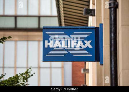 Derry, Irlanda del Nord - 27 settembre 2020: L'insegna per Halifax Bank a Derry. Foto Stock