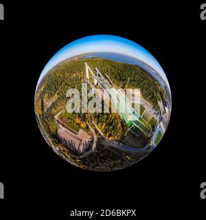 Una vista panoramica aerea tridimensionale del centro sportivo di Lahti con tre torri di salto con sci, in stile mini-planet panoramico. Foto Stock