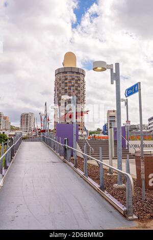 Townsville, Queensland, Australia - Giugno 2020: Un sentiero a piedi su un fiume in città con alti edifici sullo sfondo Foto Stock