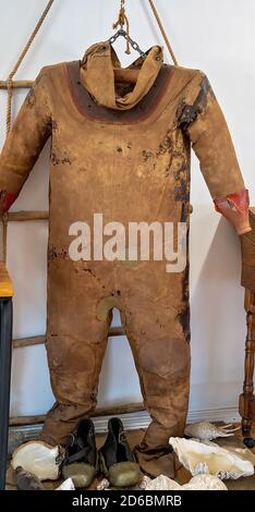 Townsville, Queensland, Australia - Giugno 2020: Costume da immersione d'epoca in mostra al museo marittimo Foto Stock