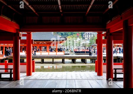 Santuario di Itsukushima (Jap. 厳島神社) sull'isola di Miyajima a Hatsukaichi, Prefettura di Hiroshima, Giappone. - OL11104120 Foto Stock
