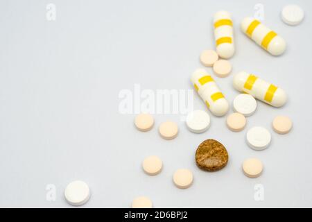 Pillola e capsula di farmaco e compresse su sfondo bianco Foto Stock